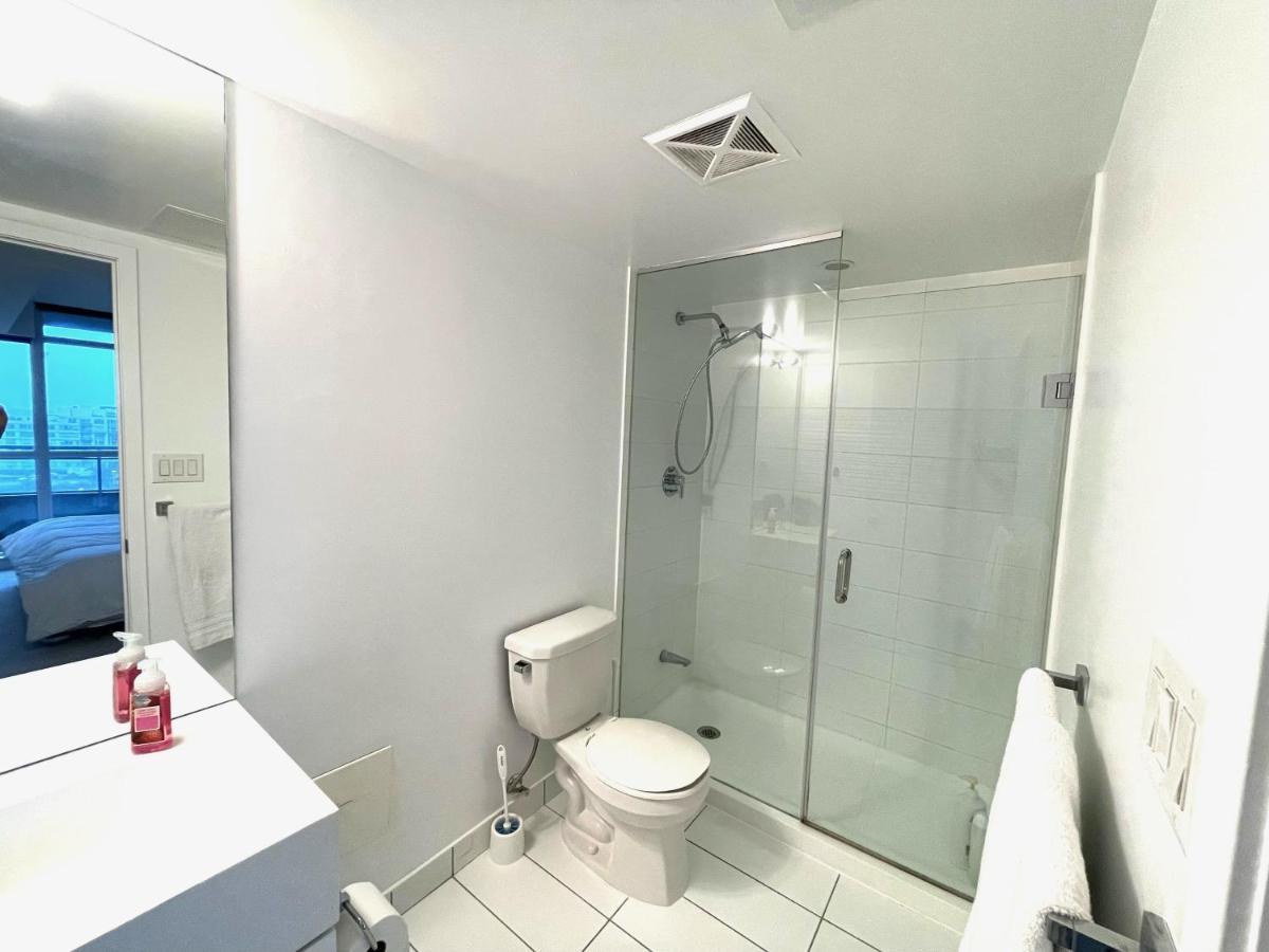 Three-Bedroom Condo With Free Parking Nearby Cn Tower With Lake View Toronto Eksteriør billede