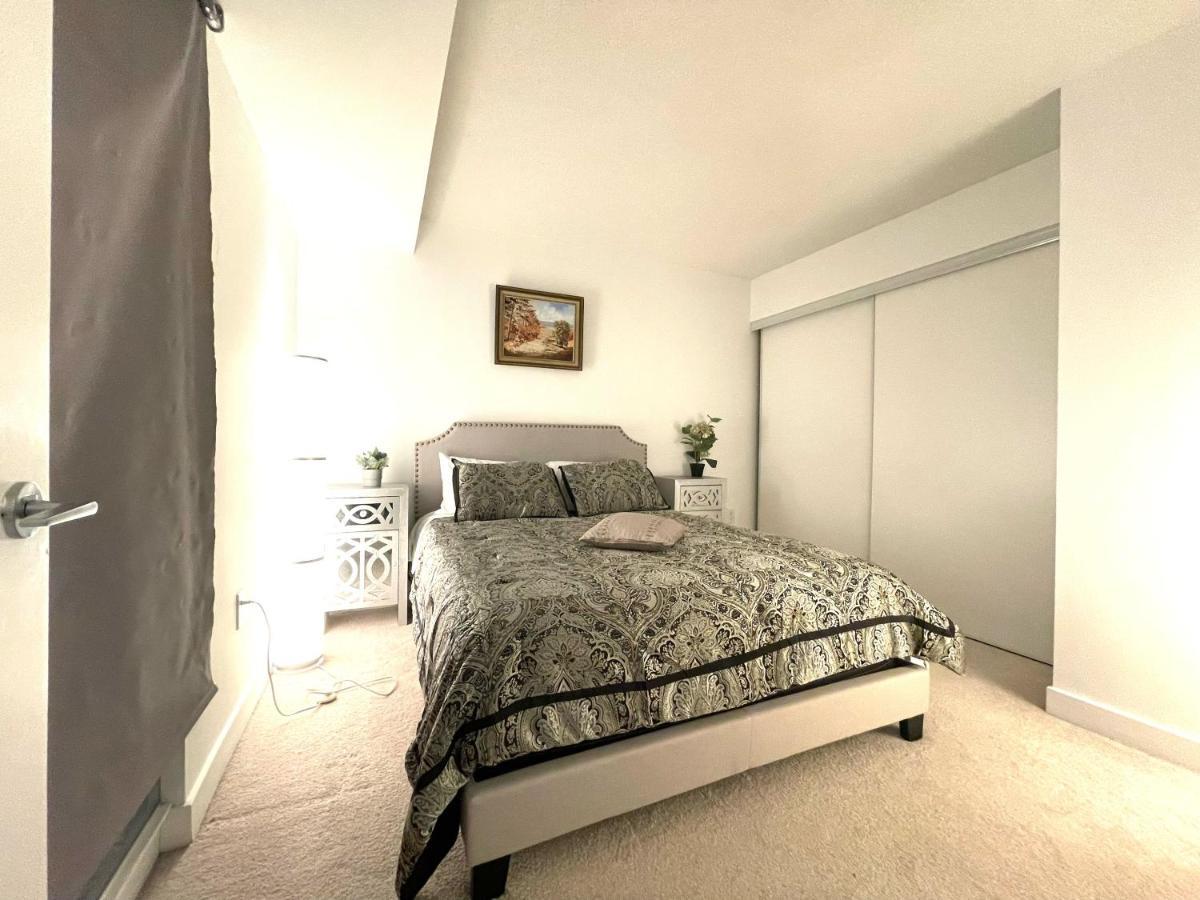 Three-Bedroom Condo With Free Parking Nearby Cn Tower With Lake View Toronto Eksteriør billede