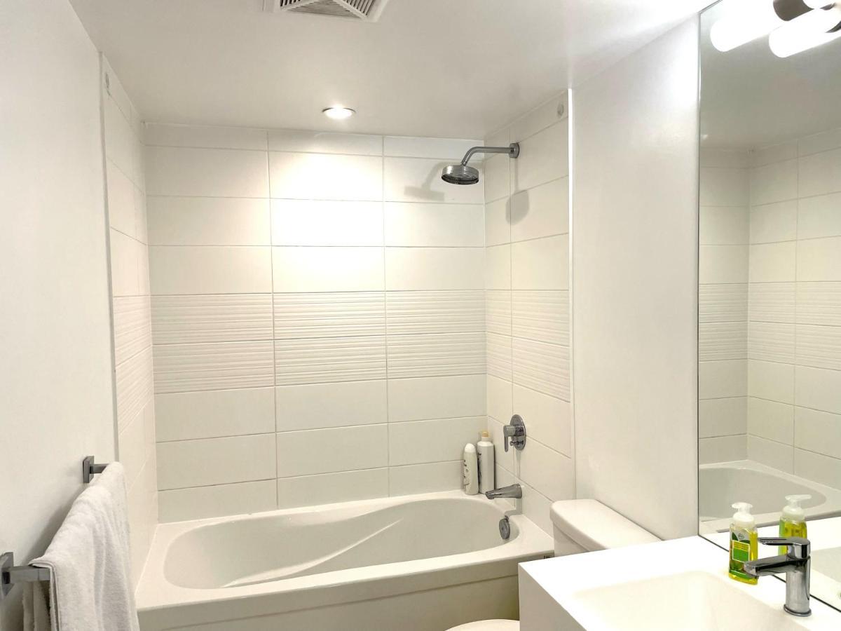 Three-Bedroom Condo With Free Parking Nearby Cn Tower With Lake View Toronto Eksteriør billede