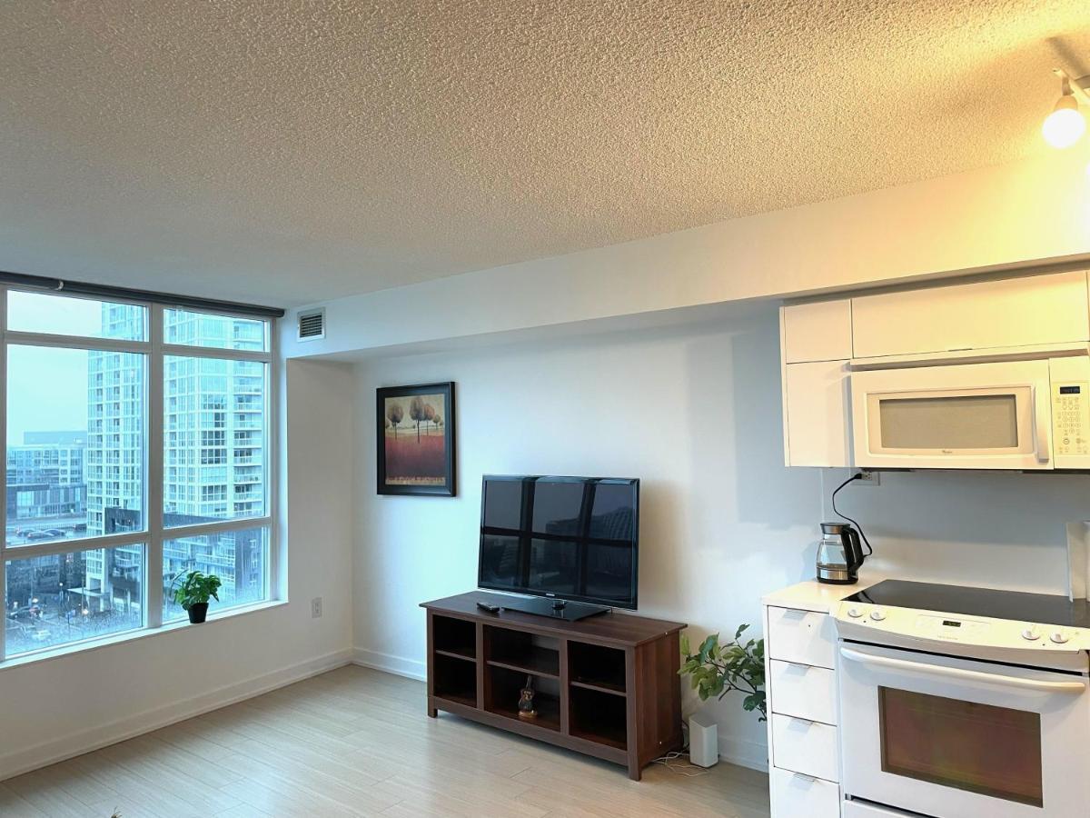 Three-Bedroom Condo With Free Parking Nearby Cn Tower With Lake View Toronto Eksteriør billede