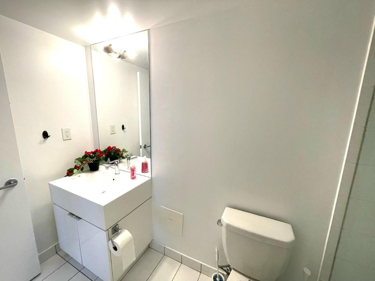 Three-Bedroom Condo With Free Parking Nearby Cn Tower With Lake View Toronto Eksteriør billede