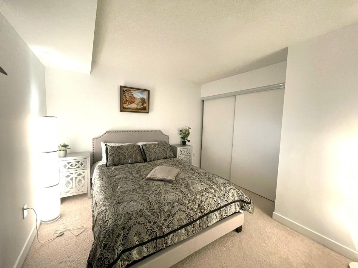 Three-Bedroom Condo With Free Parking Nearby Cn Tower With Lake View Toronto Eksteriør billede