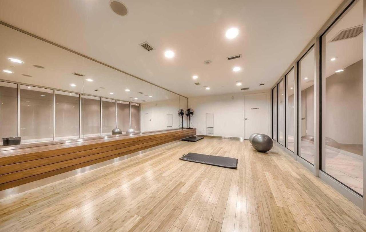 Three-Bedroom Condo With Free Parking Nearby Cn Tower With Lake View Toronto Eksteriør billede