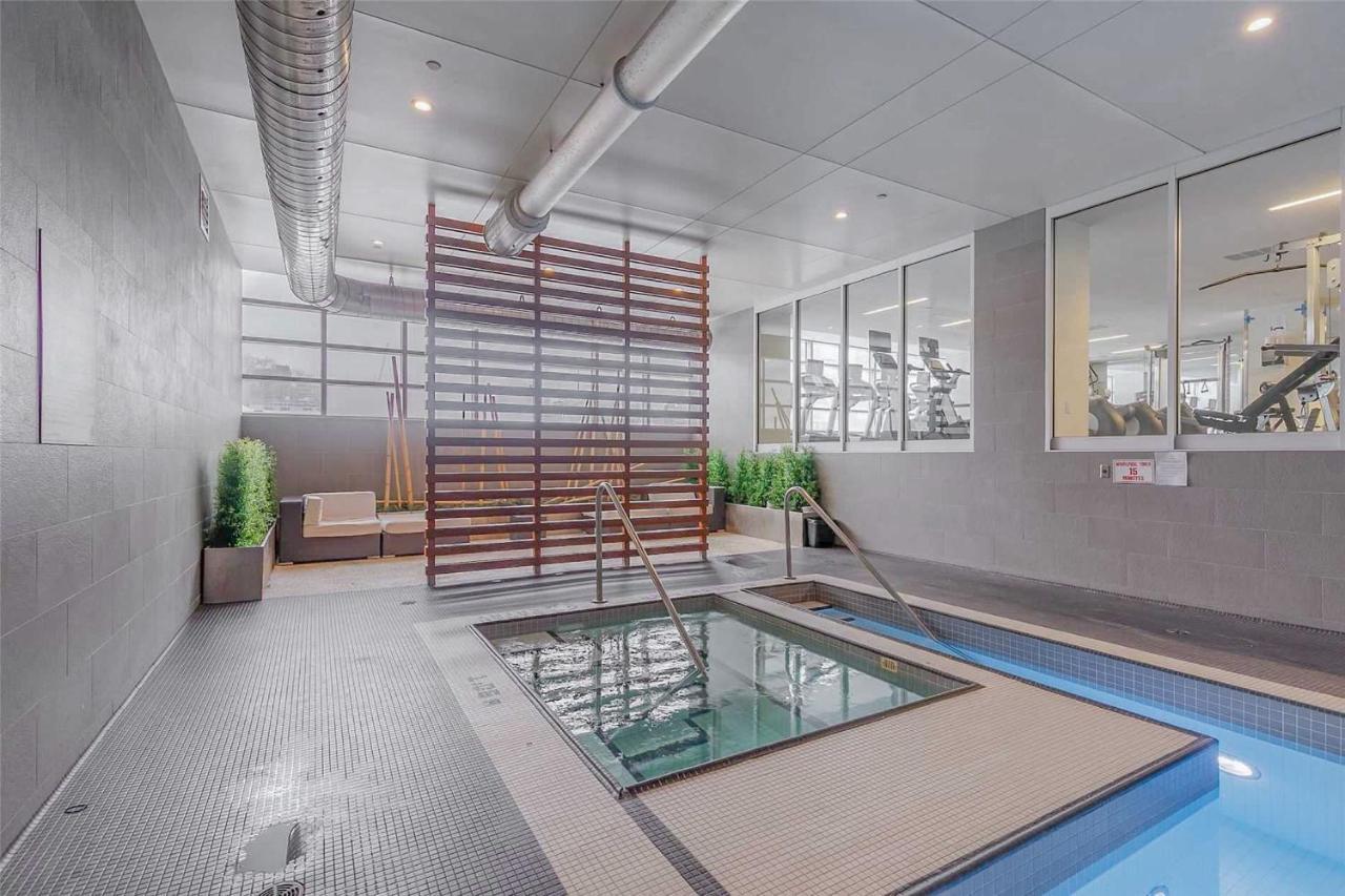 Three-Bedroom Condo With Free Parking Nearby Cn Tower With Lake View Toronto Eksteriør billede