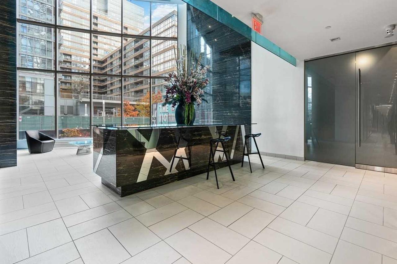 Three-Bedroom Condo With Free Parking Nearby Cn Tower With Lake View Toronto Eksteriør billede