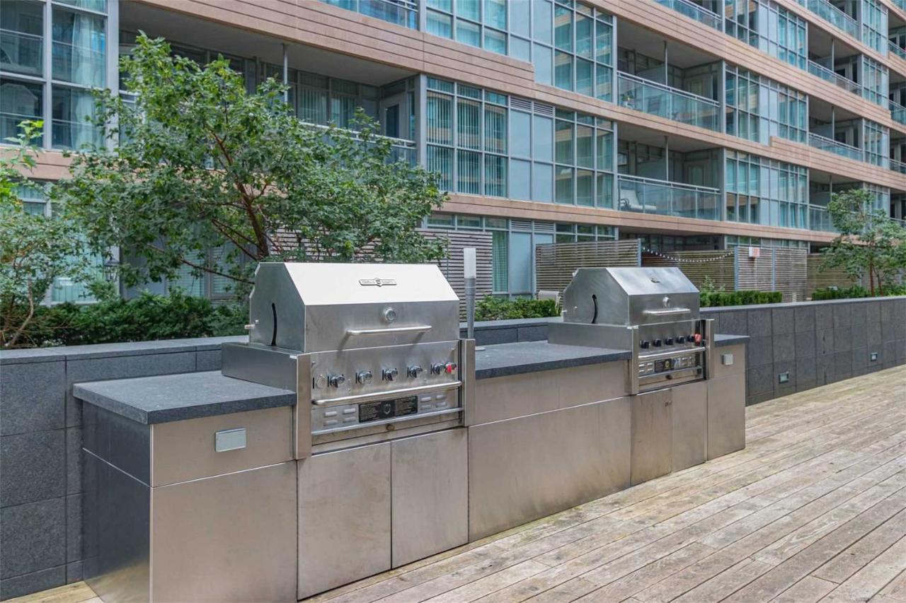 Three-Bedroom Condo With Free Parking Nearby Cn Tower With Lake View Toronto Eksteriør billede