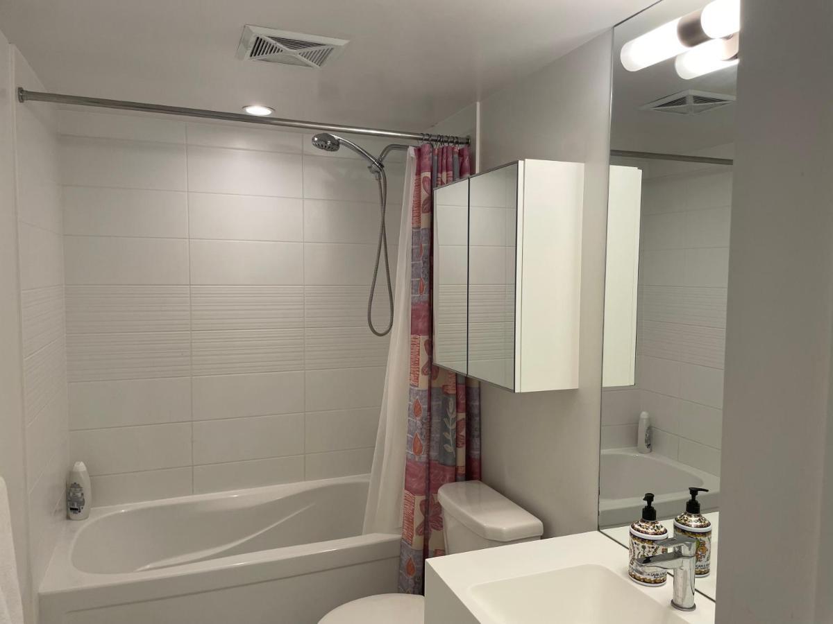 Three-Bedroom Condo With Free Parking Nearby Cn Tower With Lake View Toronto Eksteriør billede