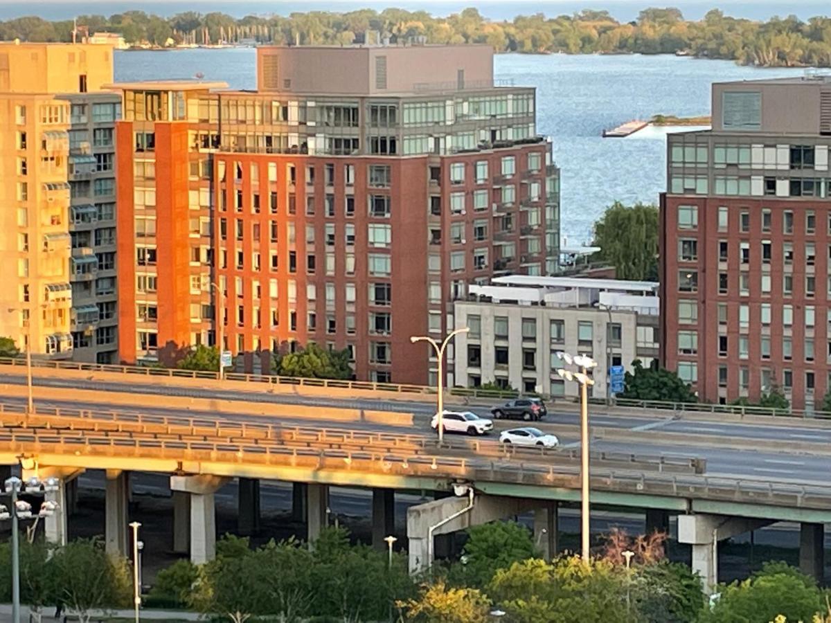 Three-Bedroom Condo With Free Parking Nearby Cn Tower With Lake View Toronto Eksteriør billede