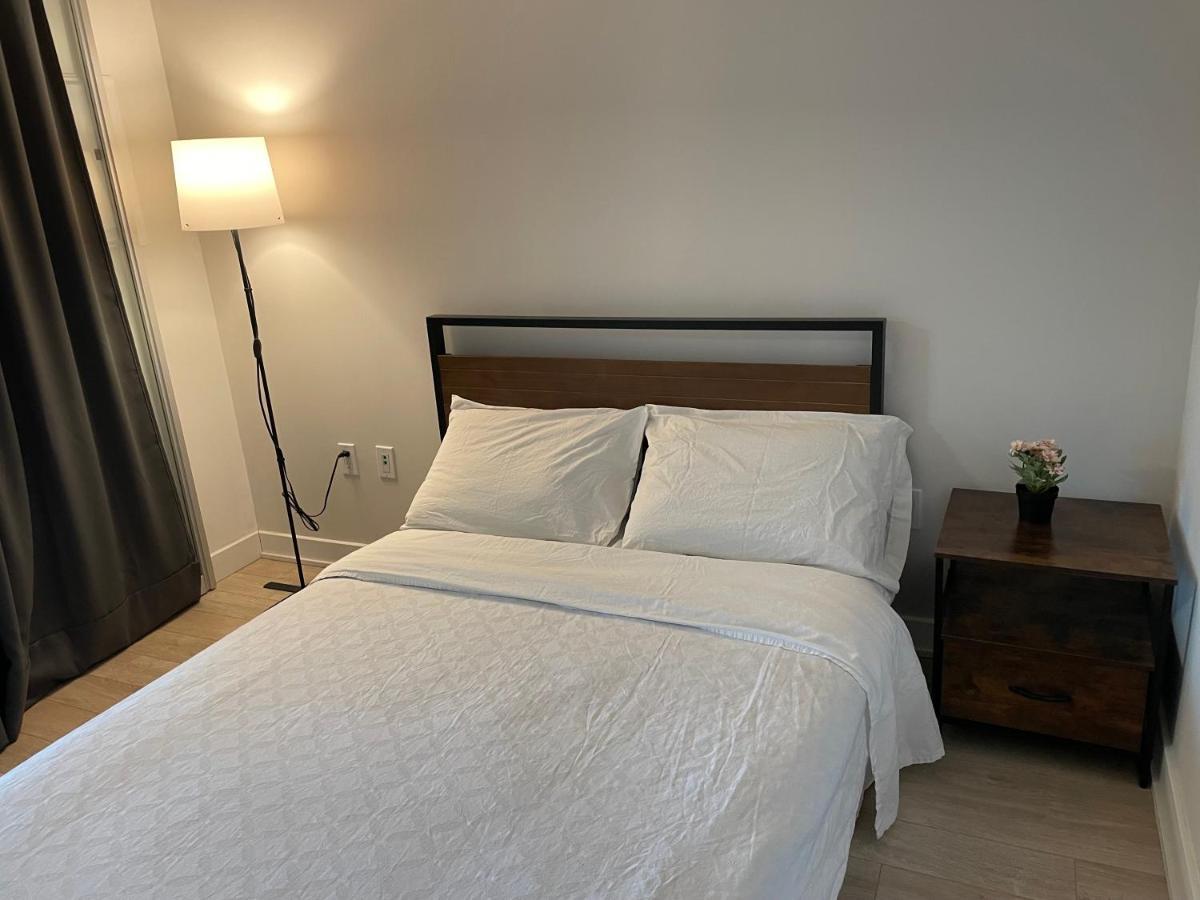 Three-Bedroom Condo With Free Parking Nearby Cn Tower With Lake View Toronto Eksteriør billede