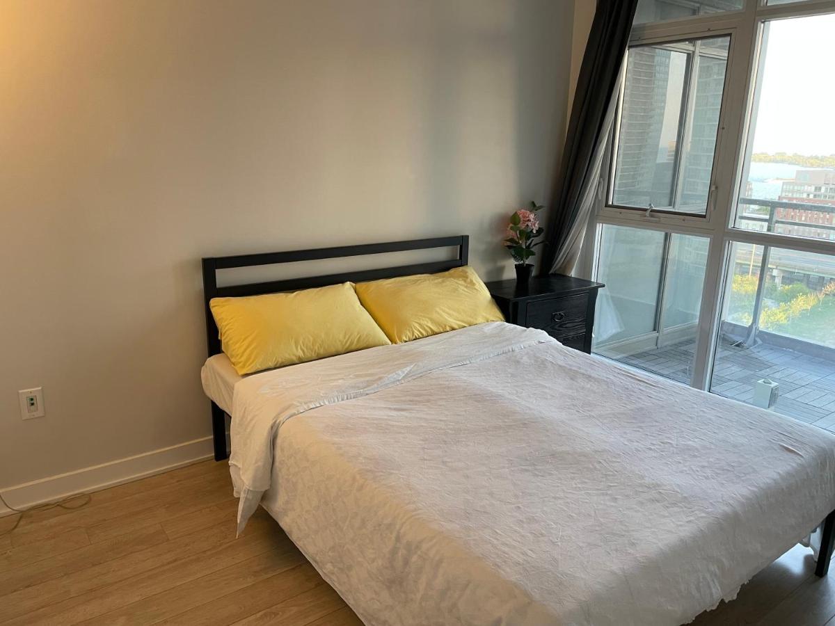 Three-Bedroom Condo With Free Parking Nearby Cn Tower With Lake View Toronto Eksteriør billede