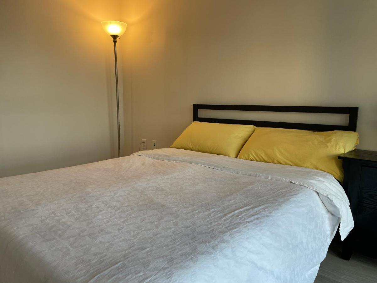 Three-Bedroom Condo With Free Parking Nearby Cn Tower With Lake View Toronto Eksteriør billede
